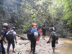 Perjalanan menyusuri sungai ke lokasi panen jernang